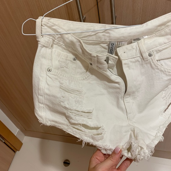 WHITE SHORTS - Picture 2 of 4